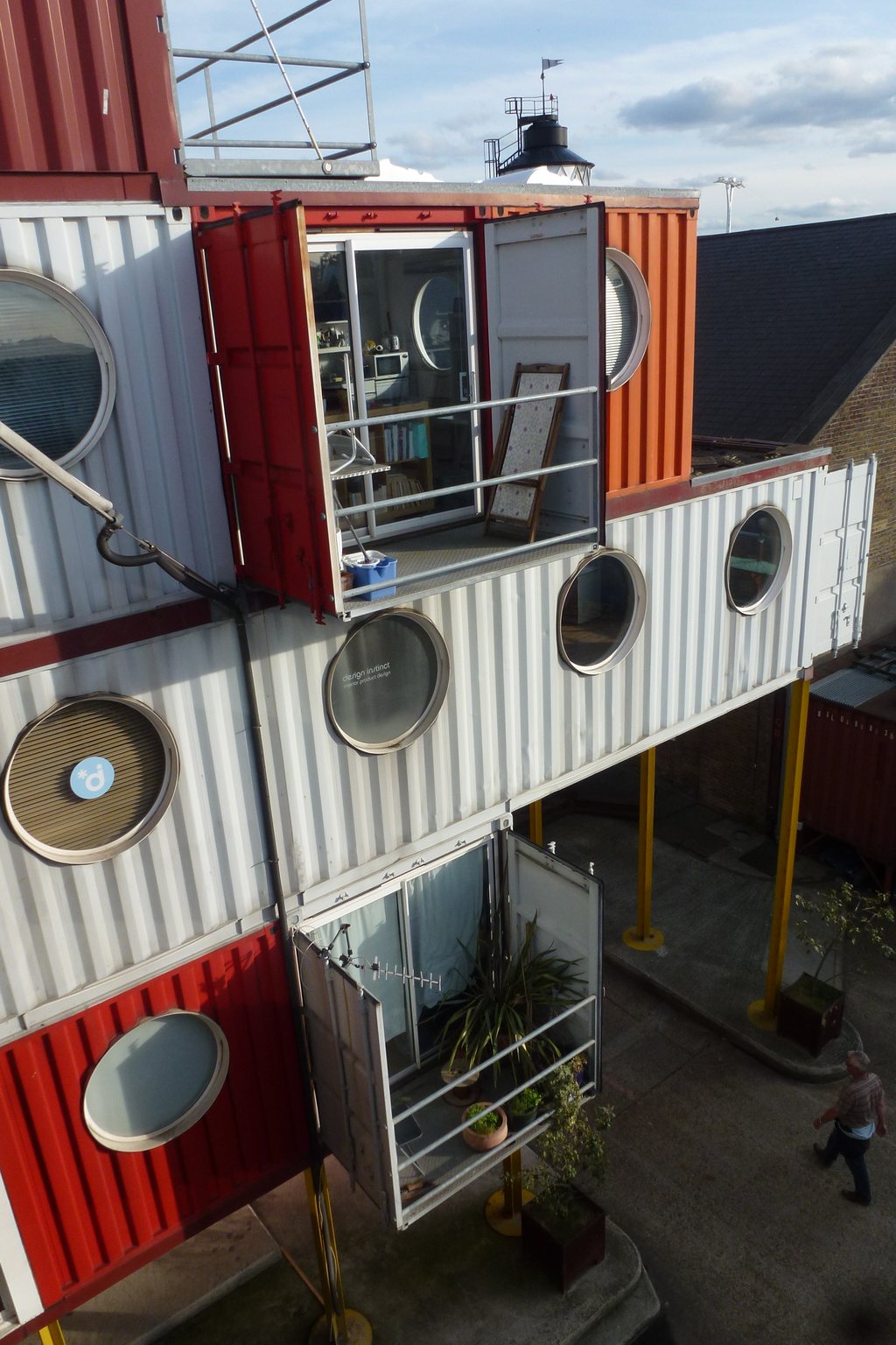 Edificio formato da container sovrapposti a Londra