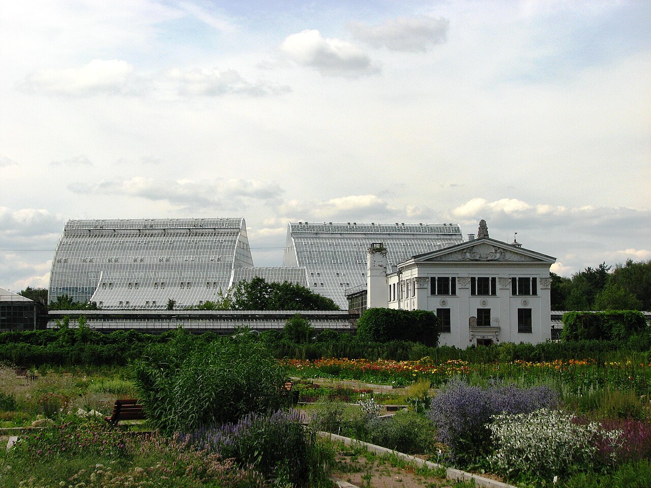 Grandi serre in vetro in un giardino botanico
